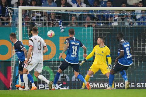 Der Anfang vom Ende: Lilien-Angreifer Phillip Tietz (l.) schaut dem Ball nach, den er zum 0:1 gegen St. Pauli ins eigene Tor gelenkt hat. Auch Torhüter Marcel Schuhen (2. v. r.) kann das Tor nicht verhindern.