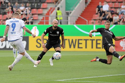 Der Dosenöffner: Lilien-Stürmer Philip Tietz erzielt das 0:1 für den SV Darmstadt 98 im DFB-Pokalspiel beim FC Ingolstadt. Foto: Jan Huebner