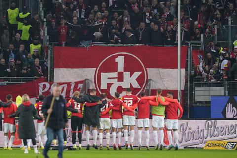 Die Spieler des 1. FC Kaiserslautern jubeln nach Spielende mit den Fans. Foto: Marcus Brandt/dpa 