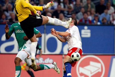 "Zweimal Rot" hätte er geben müssen, sagt Lutz Wagner über den Kung-Fu-Tritt von Tim Wiese (Werder Bremen) gegen Ivica Olic (Hamburger SV) im Mai 2008. Es gab aber nur Gelb. Archivfoto: dpa 