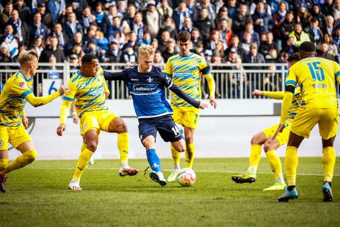 Die Software AG auf der Lilien-Brust: Magnus Warming im Spiel gegen Eintracht Braunschweig.
