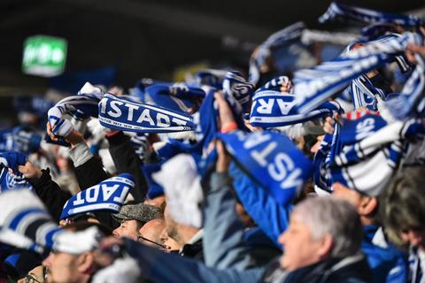 Die Fans des SV 98 reagieren auf die steigenden Corona-Zahlen. Archivfoto: Jan Hübner
