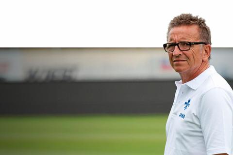 Fünf Monate war Norbert Meier Trainer des SV Darmstadt 98. Im Dezember 2016 war Schluss - auf ihn folgten Interimstrainer Ramon Berndroth und danach Torsten Frings, der den Abstieg aber auch nicht verhindern konnte. Archivfoto: dpa