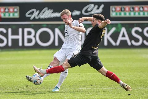 Robin Heußer (rechts) grätscht für den SVWW im Duell gegen Waldhof Mannheim dazwischen.