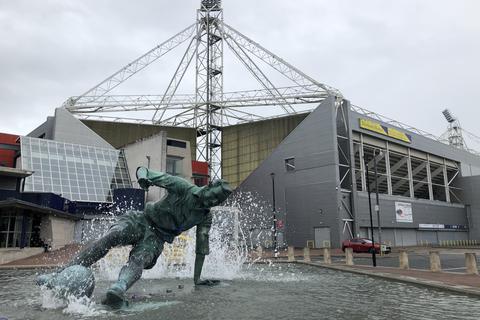Bei Preston North End eine Legende: Sir Tom Finney. Vor dem Deepdale Stadion erinnert der Klub mit einer Statue an den englischen Fußballer, der während seiner gesamten Profi-Karriere für die „Lilywhites“ aktiv war.