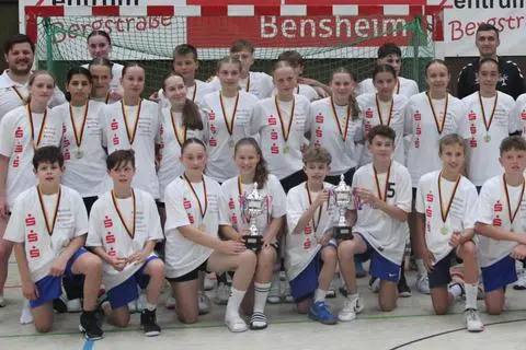 Die Siegerteams des Talenteturniers 2024, HLZ Bergstraße männlich und Bezirksauswahl Wiesbaden/Frankfurt weiblich, gemeinsam mit ihren Trainern und der hessischen Sportministerin Diana Stolz.
 