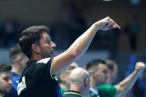 Auch gegen den HSV Hamburg mit viel Engagement an der Seitenlinie unterwegs, letztlich aber auch glücklos: Trainer Ben Matschke von der HSG Wetzlar. © Ben