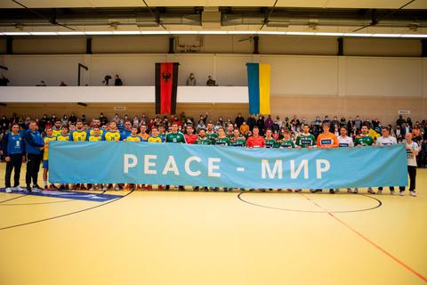 Drei Dutzend Spieler und Trainer, eine Botschaft: In der Ukraine soll so bald wie möglich wieder Frieden einkehren. Foto: Jenniver Röczey 