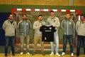 Gruppenfoto mit Neuzugängen und Trainer-Routiniers: Nico Jöckel (Vorstand HSG Odenwald), Tom Meisinger (Trainer HSG Odenwald 1), die beiden Neuen Florian Lang und Christian Becker, Andreas Gaubatz (Trainer HSG Odenwald 1) und Florian Ripper (Vorstand HSG Odenwald).