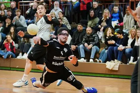 Luke Deblitz von der HSG Odenwald (vorne) mit akrobatischem Abschluss, Beerfeldens Philipp Holschuh kann nur hinterher schauen.