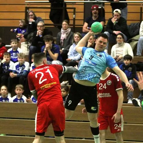 Ab durch die Mitte Der achtfache Budenheimer Torschütze Stefan Corazolla (mit Ball) setzt sich gegen den Nieder-Olmer Timo Borsch (links) durch. TVN-Keeper Luis Friedrich erwartet den Wurf.