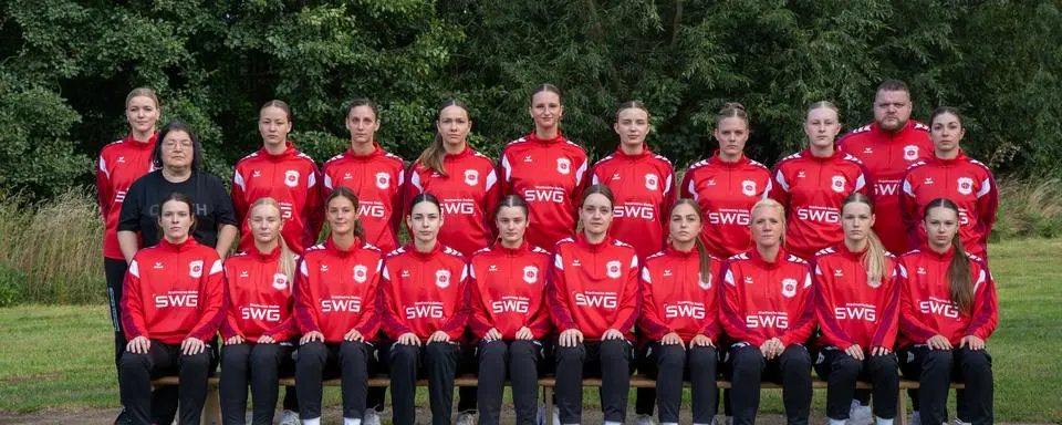 Der TV Hüttenberg geht in die neue Regionalliga-Saison mit (hinten v.l.): Mannschaftsverantwortliche Anke Müller, Physiotherapeutin Franziska Ringleb, Lisa Kiethe, Leonie Knop, Sophie Scheibel, Fenja Schnermann, Lina Richter, Jule Naumann, Alicia Rannow, Kaya Saul,Nea Schicketanz, Malika Hanl, Torwarttrainer Dennis Hepp, Athlethiktrainerin Lisa Tietböhl; (vorne v.l.): Klara Engel, Sina Happel,  Alina Rüspeler, Melike Neidel, Luisa Plutzas, Nina Schmidt, Verena Seipp, Melanie Braun, Anni Groschopp. Es fehlen: Trainer Stefan Mappes, Torwarttrainer Peter Tietböhl, Franca Schwarze.