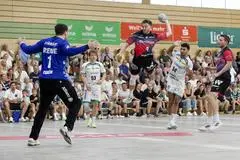 Der nächste Härtetest steht an für Niklas Theiß (am Ball) und die HSG Wetzlar, nach dem Linden-Cup testet der Handball-Bundesligist an diesem Mittwoch in Dutenhofen gegen Aufsteiger Bergischer HC.
