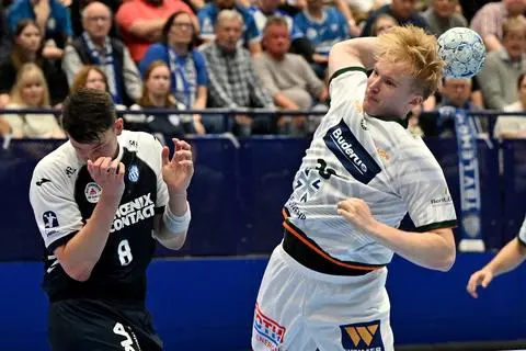 Ein Pluspunkt im Spiel der HSG Wetzlar beim TBV Lemgo: Kreisläufer Georg Löwen (r.)  beweist gegen Frederik Simak Durchsetzungsvermögen.