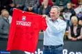 Christof Heller (Buergermeister Huettenberg) vor dem Spiel des TV Huettenberg gegen den DRHV 06 erhielt das Retter T-Shirt vom TV Huettenberg

2. HBL;  TV Huettenberg - Dessau-Rosslauer HV 06: Huettenberg, 25.10.23
