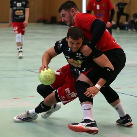 Temporärer Widerstand: Worms' Abwehrspieler Emre Icoz (rechts) ringt in dieser Szene TGO-Spieler Niklas Schwarz nieder, verliert mit seiner Mannschaft schlussendlich aber deutlich.