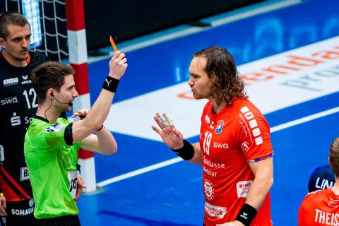 Kann seinen Platzverweis nicht nachvollziehen: Hüttenbergs Timm Schneider (r.), dessen Comeback gegen Eisenach nach 21 Minuten schon wieder beendet ist. © imago