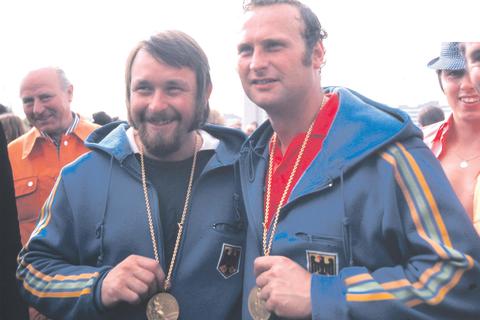 Freude über die Hockey-Goldmedaille in München 1972  bei Peter Kraus (links)  und Teamkollege  Wolfgang Rott. Archivfoto: imago