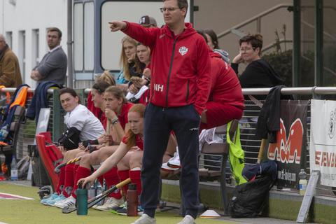Fingerzeige: Trainer Norman Hahl dirigiert das RRK-Damenteam zu vier Zweitliga-Heimpunkten. Foto: Volker Dziemballa