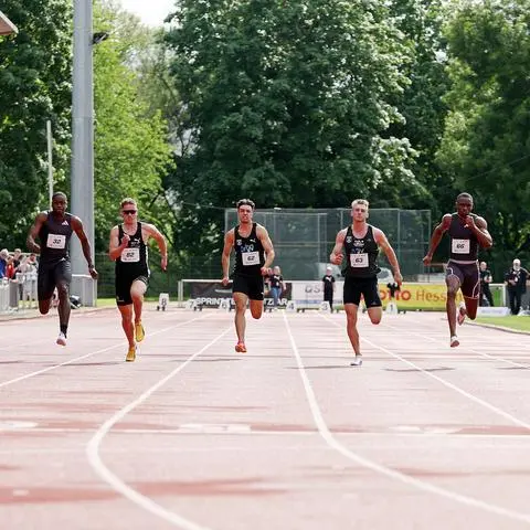 Das 100 Meter-Finale der Männer bei „Fast Arms, Fast Legs“ gestaltet sich überaus spannend: Kevin Kranz (3.v.l.) vom Sprintteam Wetzlar muss am Ende dem Sieger Seye Ogunulewe (3.v.r.) aus Nigeria geschlagen geben.