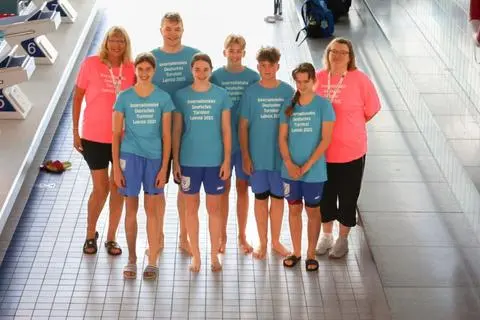 Sie starteten für den TV Herbornseelbach bei den Deutschen Mehrkampfmeisterschaften in Leipzig: v. l. Trainerin Helga Schonert, Ida Hoffmann, Maurice Schonert, Lara Hoffmann, Jannis Unger, Levi Brock, Johanna Krimmel und Betreuerin Doreen Sommer. Foto: Helga Schonert