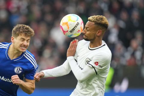 Frankfurts Djibril Sow (r) kommt vor Schalkes Cedric Brunner mit dem Kopf an den Ball.