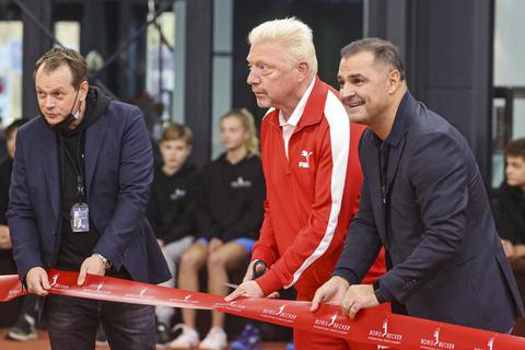 Boris Becker durchschneidet symbolisch das rote Band zur Eröffnung - flankiert von den Geschäftsführern Daniel Köhler und Khaled Ezzedine - Foto: René Vigneron / VRM Bild 