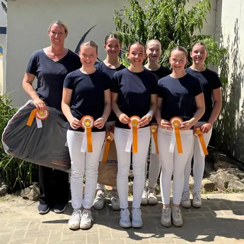 Das Juniorteam der Voltigier- und Pferdefreunde Greifenstein-Holzhausen belegte in Kriftel den ersten Platz. Foto: Angela Lueder