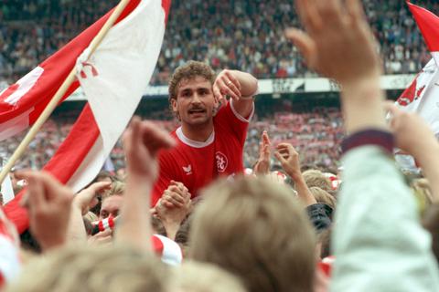 Auf den Schultern: Durch einen 6:2-Sieg in Köln wurde Stefan Kuntz mit dem FCK 1991 überraschend Deutscher Meister. Archivfoto: dpa