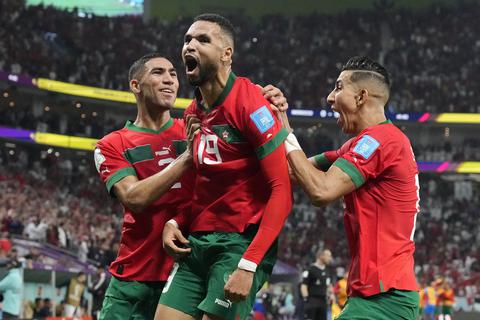 Das Tor ins Halbfinale: Marokkos Youssef En-Nesyri (Mitte) jubelt nach seinem Führungstreffer gegen Portugal.