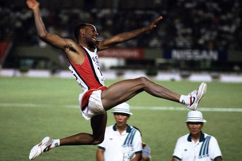 Was für ein Satz! Mike Powell springt bei der Leichtathletik-WM 1991 in Tokio 8,95 Meter weit.Archivfoto: imago