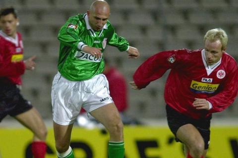 Vasile Miriuta (hier in Grün gegen Eintracht Frankfurt) gehörte wie zehn andere Legionäre zur Startelf der Cottbusser gegen Wolfsburg. Archivfoto: dpa