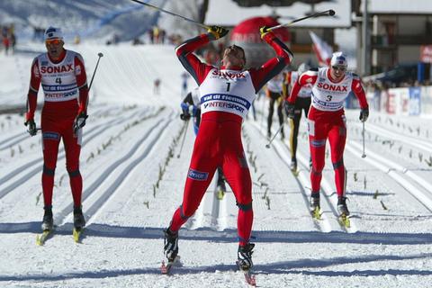 Norwegen dominiert im Winter 2001/2002 den Ski-Weltcup. Auch eine Saison später sind die Skandinavier - hier eine Aufnahme von 2003 - mannschaftlich geschlossen stark. Archivfoto: dpa