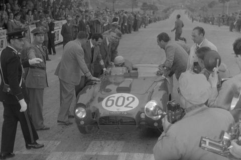 Die Mille Miglia begeisterte bis in die 1950er Jahre die Massen in Italien. Die Startzone in Brescia zog viele Neugierige an den Streckenrand. Archivfoto: imago