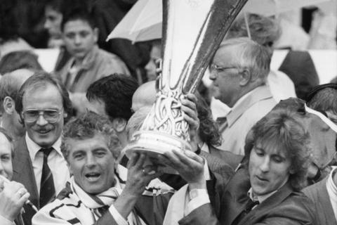 Sein größter Triumph: Leverkusens Trainer Erich Ribbeck mit dem Uefa-Pokal.Archivfoto: dpa