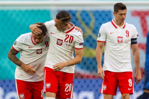 Karol Linetty, Piotr Zielinski und Robert Lewandowski (v.li.) von Polen im Spiel gegen die Slowakei.  Foto: dpa