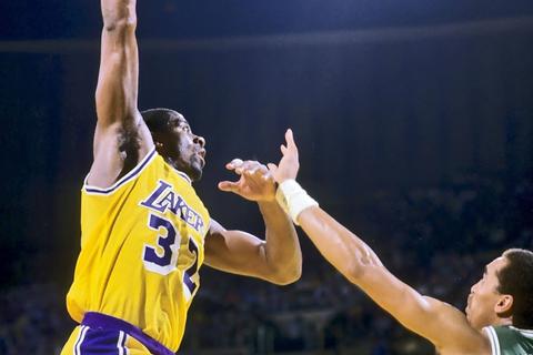 Lakers-Star Magic Johnson (links) setzt zu seinem legendären Hakenwurf gegen die Boston Celtics an. Archivfoto: imago