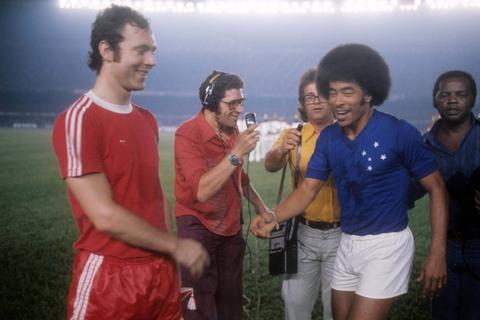 Eine heiße Sache: die Kapitäne Franz Beckenbauer (links) und Jairzinho vor dem Rückspiel in Belo Horizonte.Archivfoto: Werk