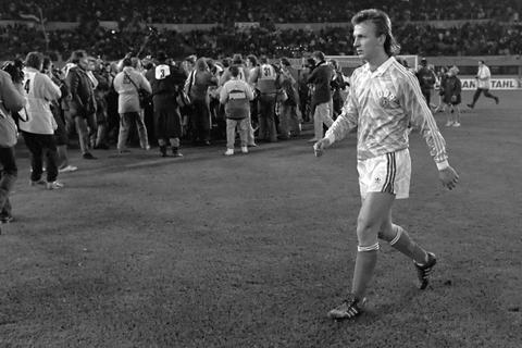 Der Abgang: Während im Hintergrund die Österreicher feiern, verlässt Andreas Thom enttäuscht den Platz. Es war das letzte Pflichtspiel der DDR, die WM war verpasst.Archivfoto: imago