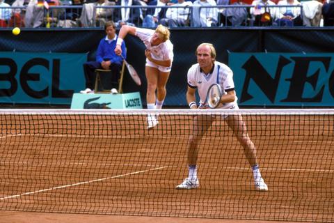 Boris Becker schlägt auf, Andreas Maurer erwartet den Return - auch wenn das Doppel gegen die USA knapp verlor, feierten am Ende die deutschen den Einzug ins Halbfinale. Archivfoto: imago 