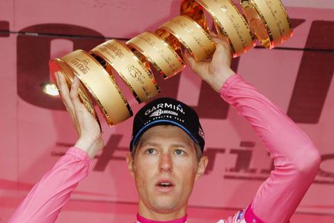 Ryder Hesjedal ganz in Rosa – für den Kanadier ist der Giro-Sieg 2012 der größte Erfolg seiner Radsportkarriere.Foto: dpa