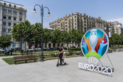 Auch am Spielort Baku prangt das Euro2020-Logo. Das Branding wurde trotz der Turnierverschiebung nicht geändert. Foto: dpa