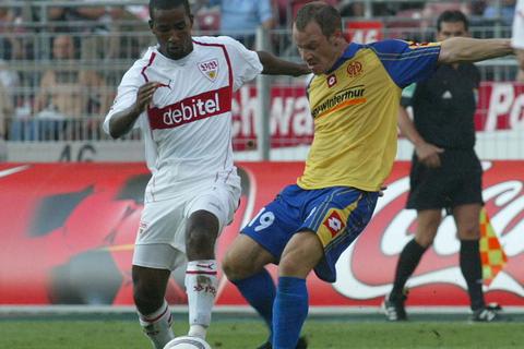 Erster Mainzer Bundesliga-Torschütze: Christof Babatz (rechts) gegen den Stuttgarter Cacau. Archivfoto: rscp