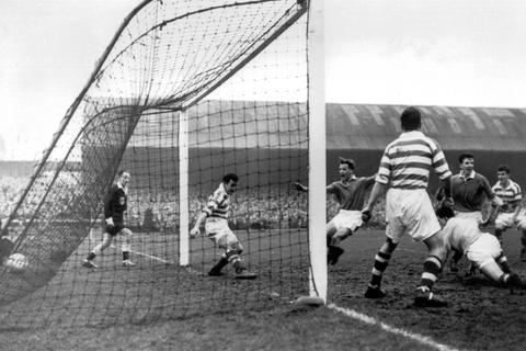 Billy Simpson (Mitte) trifft gegen Celtic – sein Tor kann die Rangers-Schmach gegen den Rivalen allerdings nicht abwenden.Archivfoto: imago