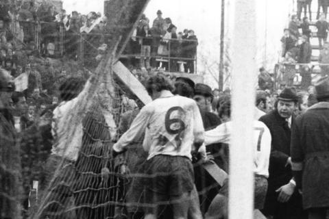 Der Pfostenbruch vom Bökelberg veränderte die Fußball-Welt: In der Saison 1971/72 wurden vielerorts die Holzgestänge durch Aluminium ersetzt. Archivfoto: dpa