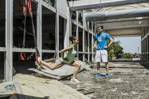Im Einzeltraining unter freiem Himmel betreut Personalcoach Dennis Hörl aus Rüsselsheim derzeit seine zwölf Athleten. Foto: Mario Andreya