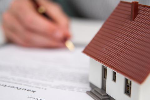 Erst wenn der Kaufvertrag für eine Immobilie unterschrieben ist, sollte auch der Darlehensvertrag unterzeichnet werden. Foto: dpa
