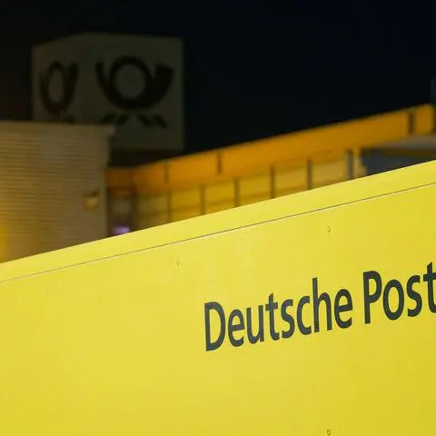 Lastwagen der Deutschen Post stehen vor dem Briefzentrum Köln-Ost.