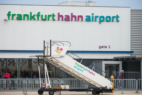 Eine Flugzeugtreppe steht auf dem Flughafen Frankfurt-Hahn. Archivfoto: dpa