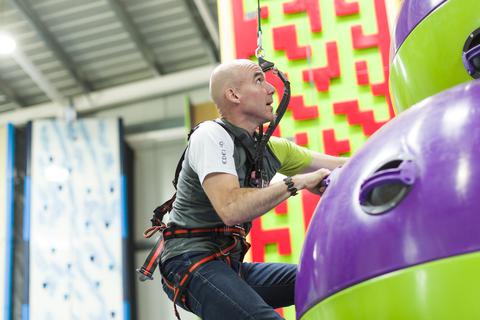 Schwierige Zeiten: "Clip 'n Climb"-Chef Thorsten Held in einer seiner Kletterhallen.  Foto: Weitblick Naturerlebnis GmbH